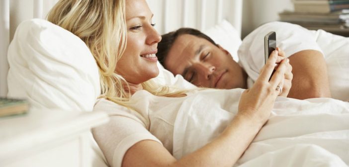 Οι Φαντασιώσεις, η Απιστία και το Sexting: Τι Αποκαλύπτουν οι Έρευνες για τις Γυναίκες στην Εποχή της Τεχνολογίας