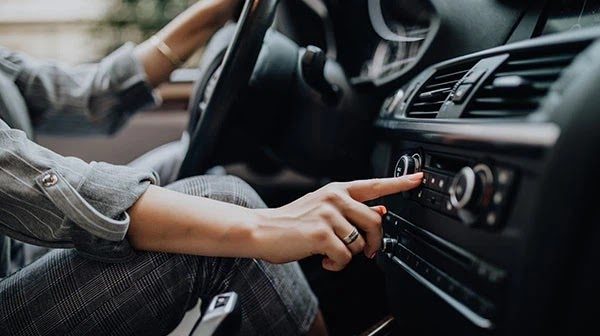 Γιατί οι οδηγοί κουράστηκαν με τις οθόνες αφής