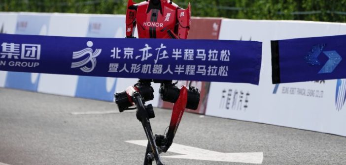 Aνθρωποειδές ρομπότ κέρδισε τον ημιμαραθώνιο του Πεκίνου για ρομπότ καταρρίπτοντας το ανθρώπινο παγκόσμιο ρεκόρ