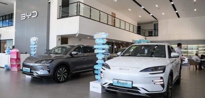 Η Κίνα στριμώχνει τα ευρωπαϊκά θηρία της αυτοκίνησης που χάνουν τη γη κάτω από τα πόδια τους