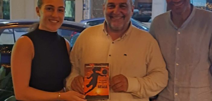 Το «Κορίτσι που Λάτρευε τη Μπάλα» κερδίζει τις καρδιές των φίλων του γυναικείου ποδοσφαίρου
